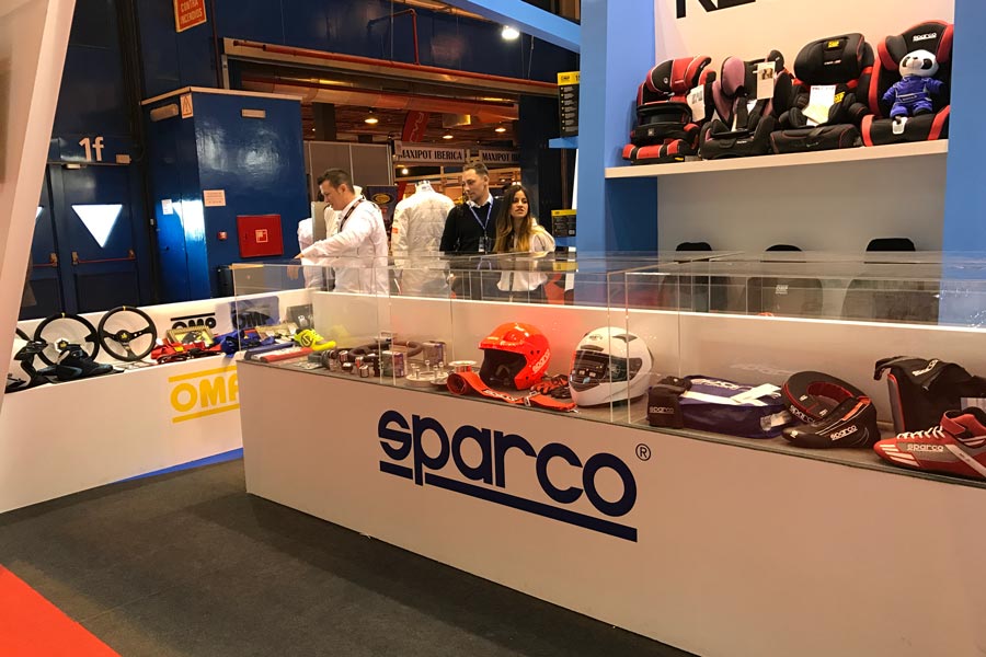 Además del mantenimiento del automóvil, en Motortec puedes encontrar accesorios para el conductor, en este caso 'racing'.