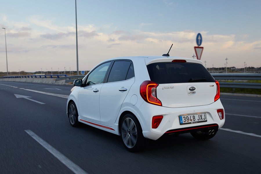 En carretera, los 67 CV del motor MPI 1.0 se quedan escasos.