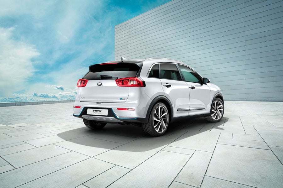 El Kia Niro PHEV se distingue por sus detalles en color azul claro.