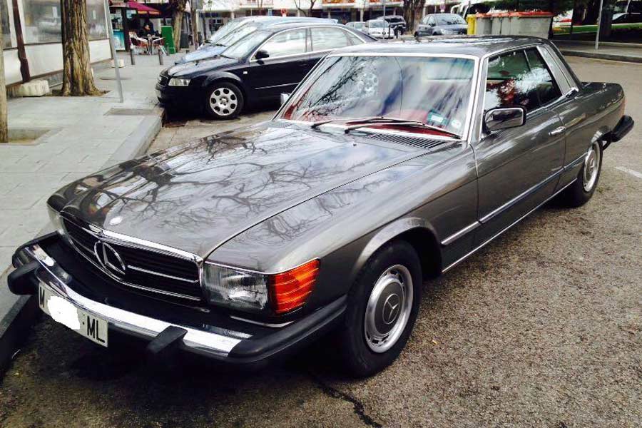 Este Mercedes 450 SLC de 1976 perteneció a Dino De Laurenti, un famoso productor de cine en Hollywood.