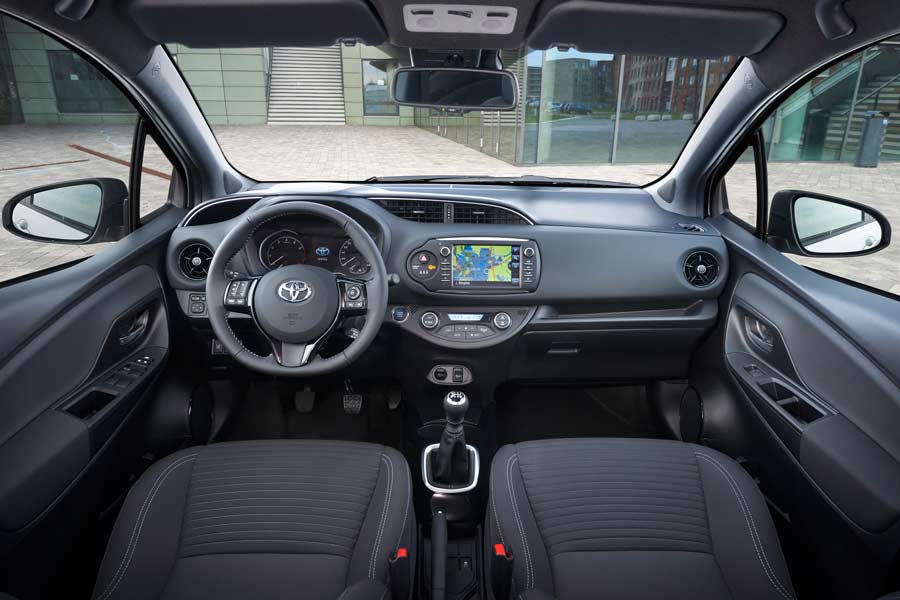 El interior del Toyota Yaris 2017 apenas ha cambiado.