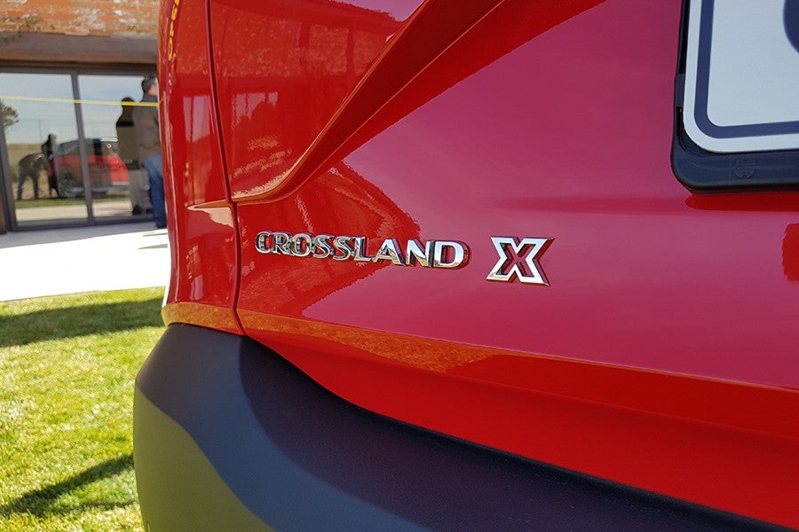 Opel espera vender en España 11.000 crossland al año.