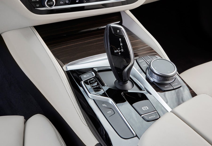 Excepto en la versión de acceso a la gama diésel, que es manual de serie, todos los BMW Serie 5 montan caja de cambios automática.