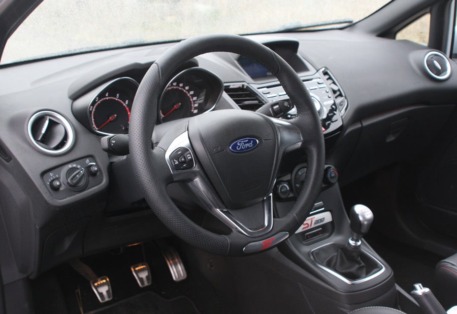 El volante -y otros elementos- son únicos para el Fiesta ST.