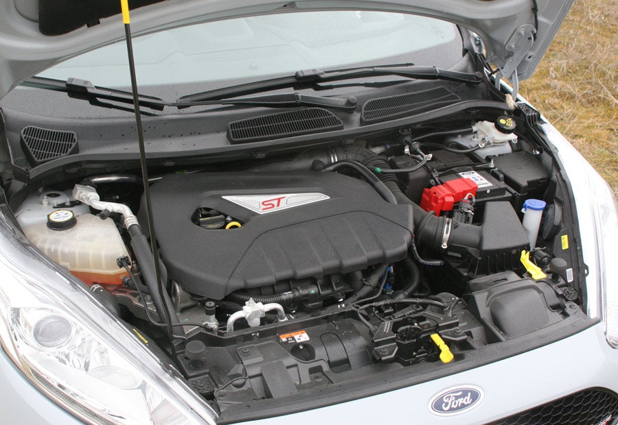 El motor de esta generación del Fiesta ST es de 4 cilindros, 1,6 litros, inyección directa y turbo.