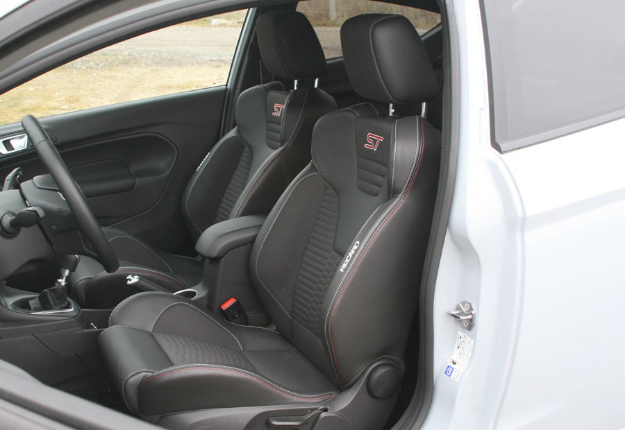 Los asientos deportivos Recaro tienen una gran calidad de fabricación.