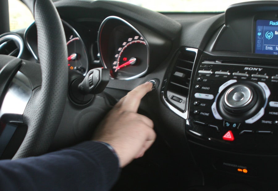 Junto al volante, tenemos el botón que da vida al Ford Fiesta ST200.