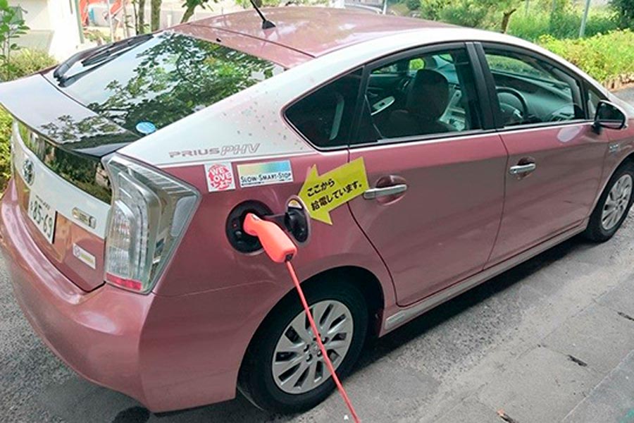 El Prius Plug-in con sus sistema híbrido enchufable también es capaz de suministrar energía.