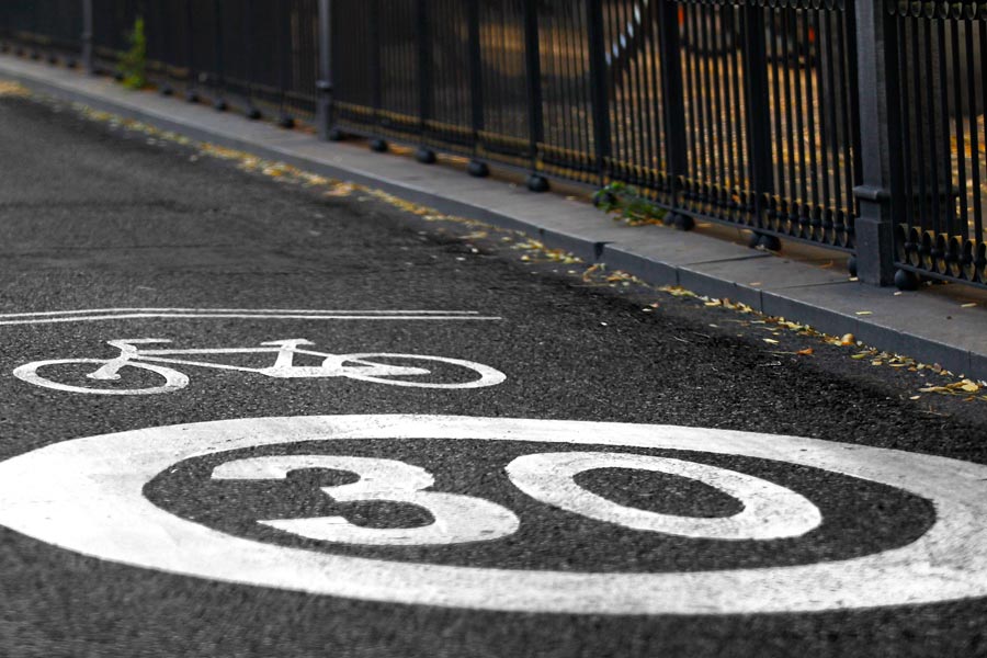 Los carriles dedicados al paso de ciclistas en ciudad están limitados a 30 km/h.