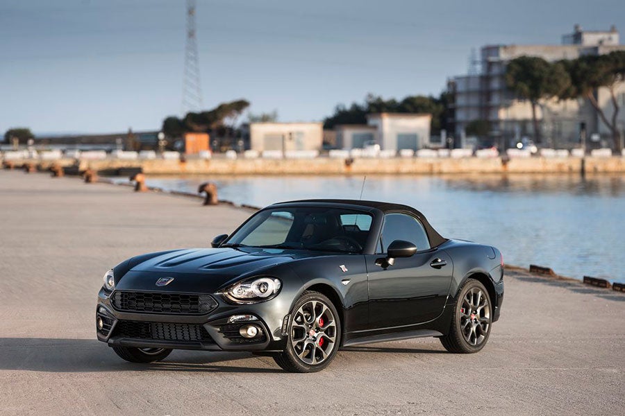 El Abarth 124 Scorpione cuenta con elementos exclusivos como las llantas.