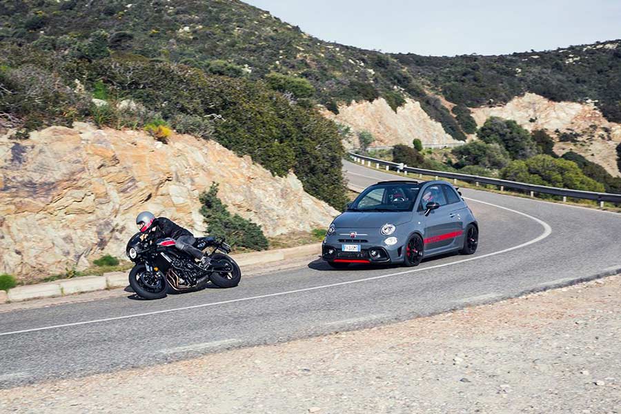 El Abarth 695 XSR Yamaha alcanza una velocidad máxima de 218 km/h.