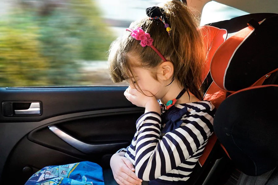 Cómo evitar que los niños se mareen en el coche