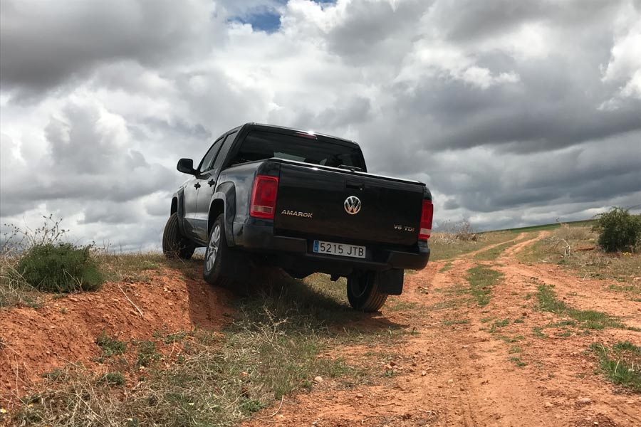 El VW Amarok V6 se mueve como pez en el agua por pistas quebradas de tierra y produce un disfrute fantástico.
