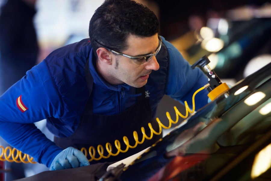 La técnica actual permite reparar lunas del automóvil que antes habrían sido sustituidas.