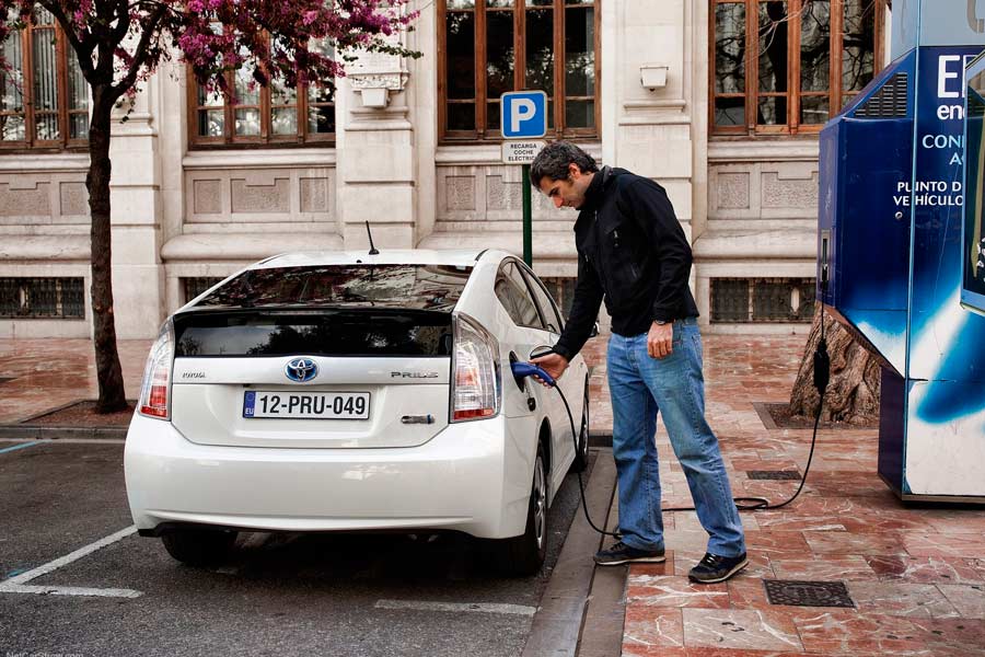 Los coches híbridos y eléctricos se benefician de una bonificación del 75% en el impuesto de circulación.