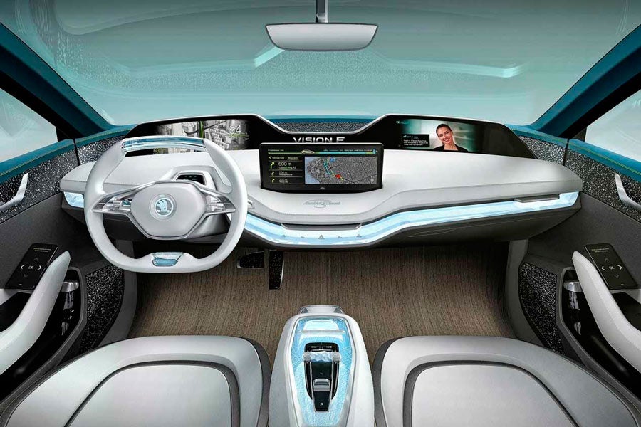 El interior cuenta con display e instrumentación digital y manejo táctil y gestual de los controles de infoentretenimiento.