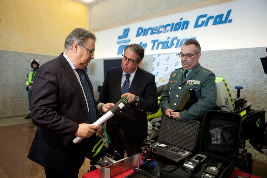 El ministro del Interior, Juan Ignacio Zoido, y el director general de Tráfico, Gregorio Serrano, durante la presentación de la nueva patrulla integral para la Guardia Civil.
