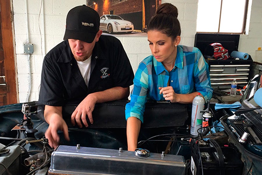Lauren Bohlander, esposa del piloto de carreras Tony Kanaan, en una aparición en el programa Garage Squad.
