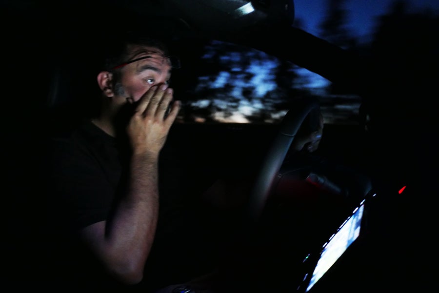 El picor de ojos, no parar de movernos en el asiento o los bostezos nos indican que debemos parar a dormir.