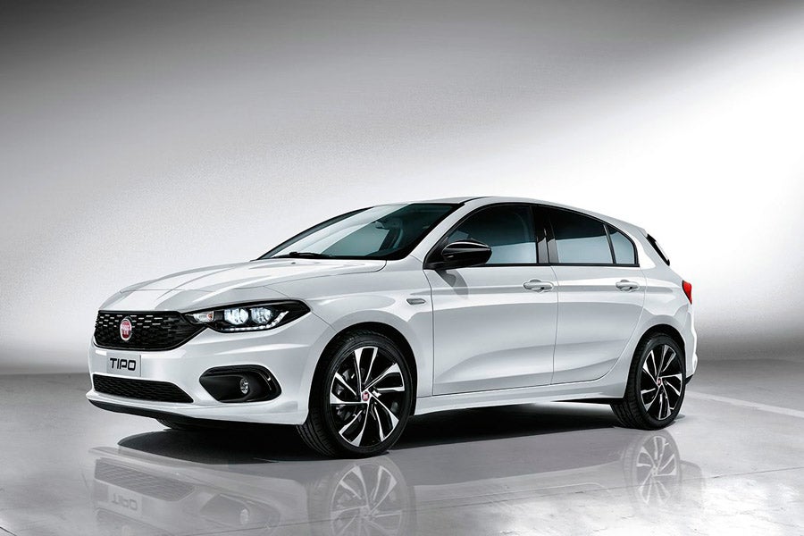El Fiat Tipo S-Design monta llantas de 18 pulgadas y puede equipar faros bi-xenón.