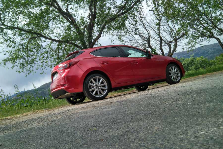 El exterior del Mazda 3 es atractivo y posee un alto grado característico.