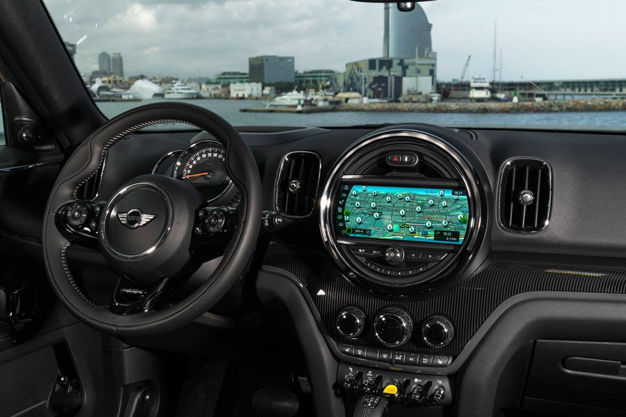 El interior del Countryman híbrido enchufable mantiene el característico diseño de Mini.