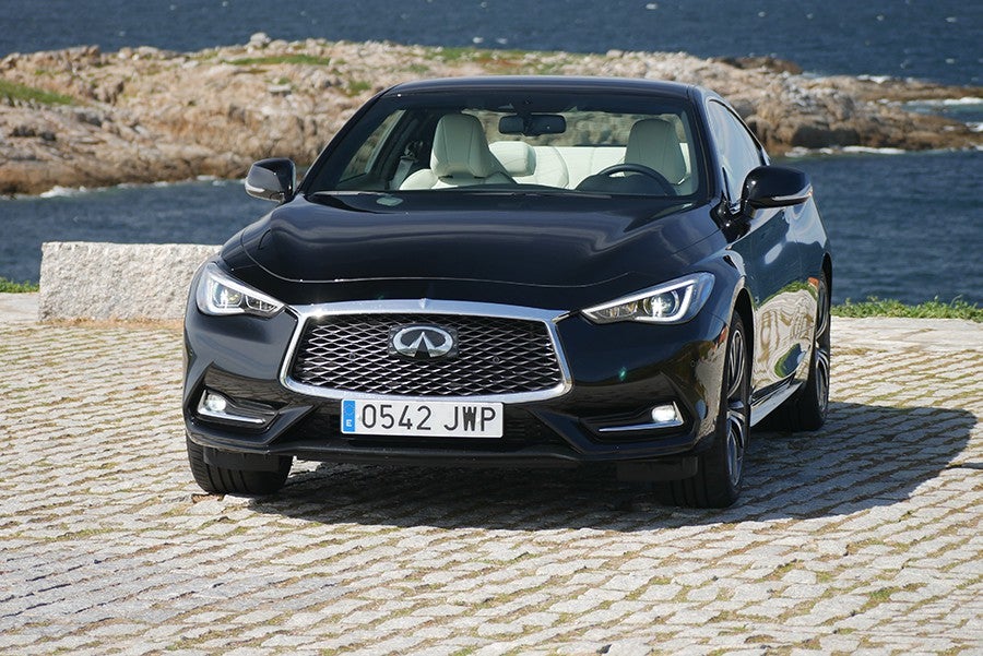 El color negro disimula muchas de las complicadas formas de la preciosa estampa del Q60.