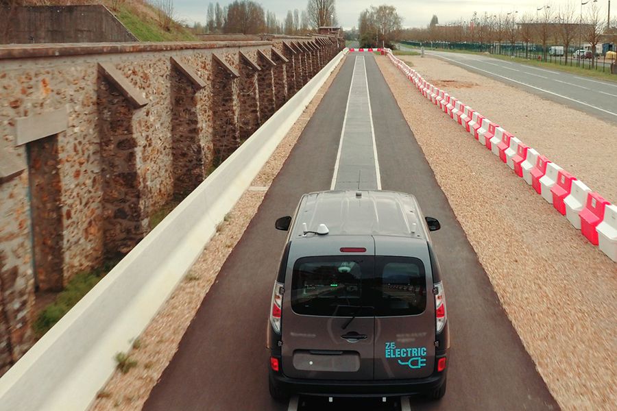 Qualcomm Technologies y Vedecom han instalado la primera parte del sistema de carga dinámica de los vehículos eléctricos en la pista de pruebas