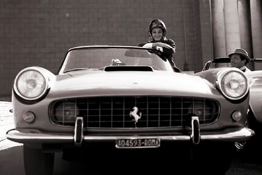Audrey Hepburn con un Ferrari 250 PF Cabriolet.