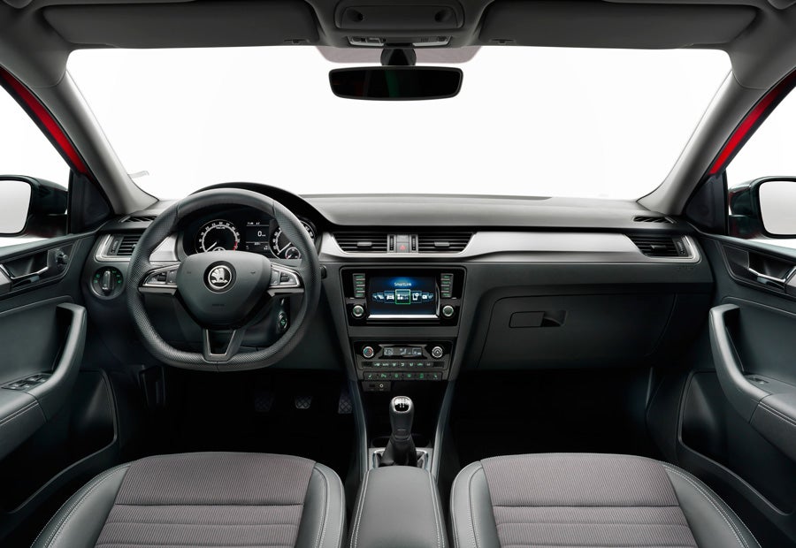 Los nuevos Skoda Spaceback y Rapid montan nueva franja decorativa en el salpicadero y nuevas funciones de conectividad.