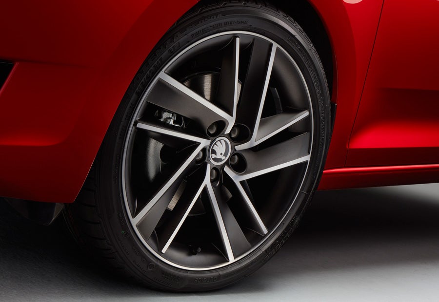 Los nuevos Skoda Spaceback y Rapid cuentan con 5 nuevos modelos de llantas de aleación.