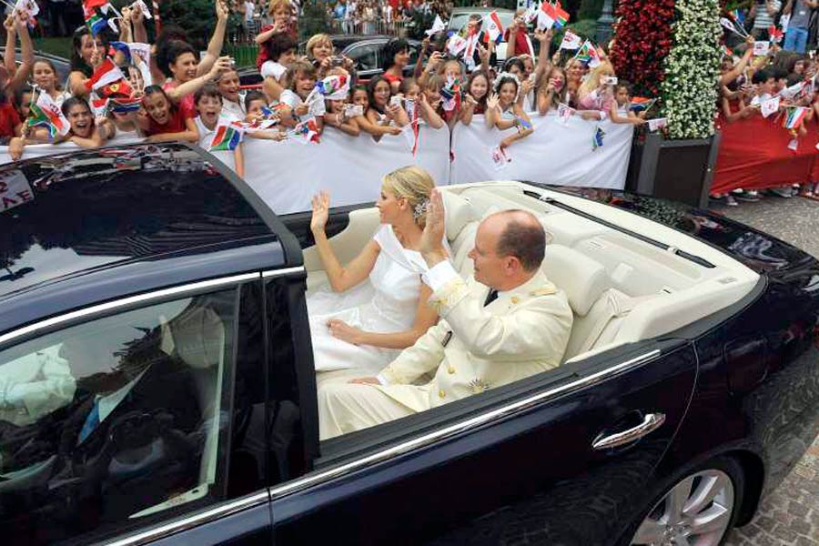 Alberto y Charlène de Mónaco, en un Lexus LS600 Landaulet.