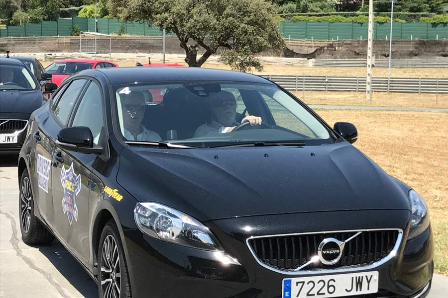 Cómo enseñar las técnicas de conducción a los conductores séniors.