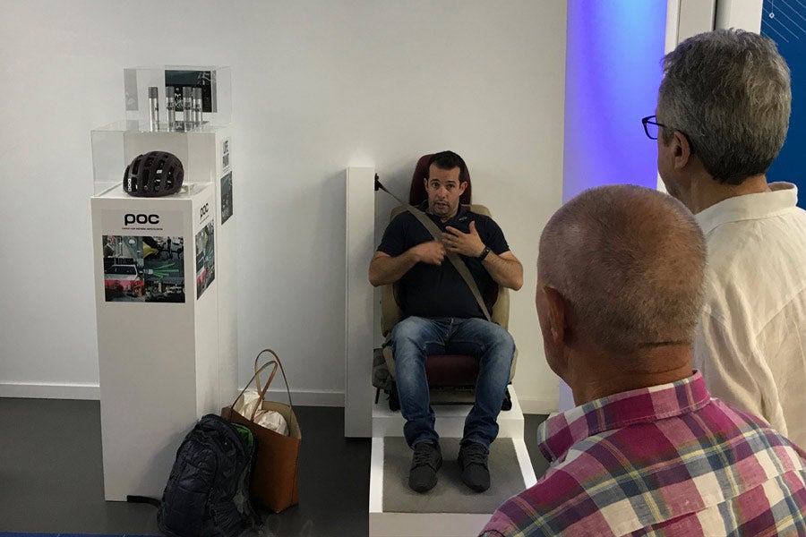 Los veteranos alumnos prestan atención al uso del cinturón de seguridad.