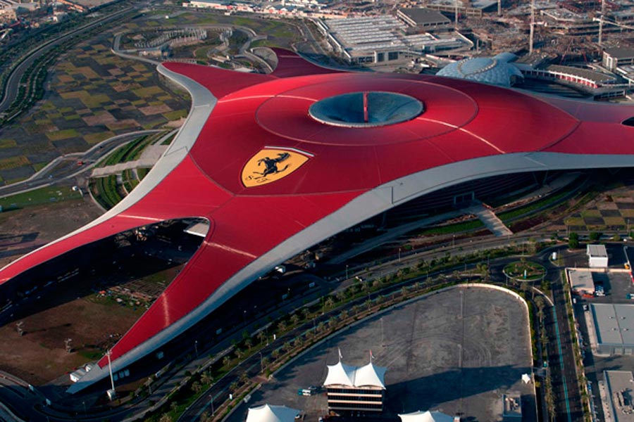 En Abu Dhabi o -más cerquita- en Barcelona puedes disfrutar de un día en familia y subirte a las atracciones del Ferrari Land.