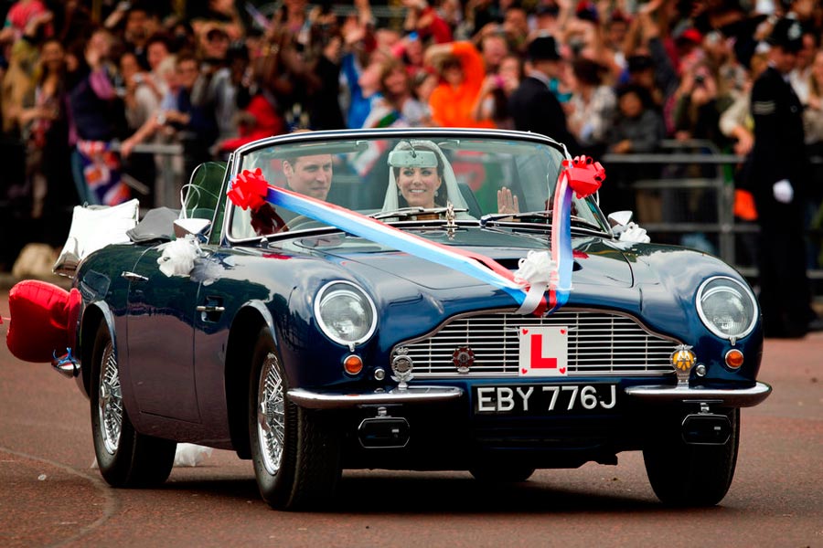 Los Duques de Cambridge, a bordo de un Aston Martin Volante DB6.