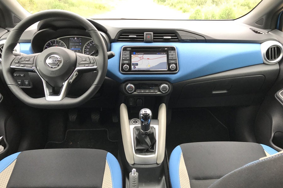 El interior del Micra es altamente personalizable y cuidado.