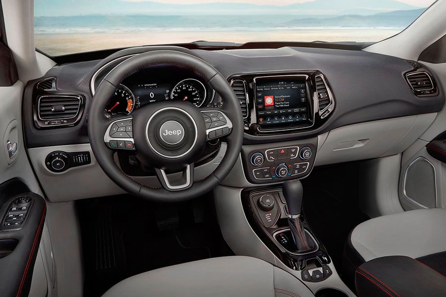 El interior del Compass es atractivo, aunque sus ajustes y materiales podrían mejorar.