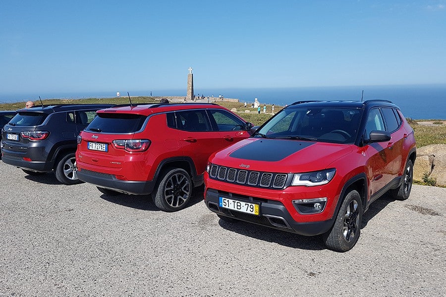 Los Trailhawk se diferencian estéticamente por el frontal y la parte trasera, además de su mayor altura libre.