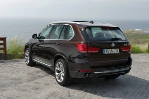 El BMW X5 tiene una buena autonomía para largos viajes.