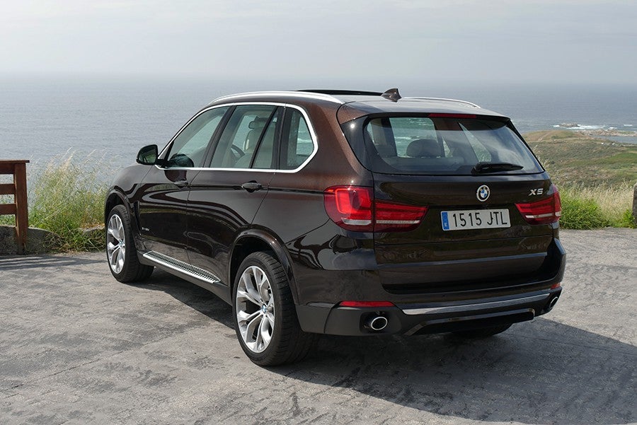 El BMW X5 tiene una buena autonomía para largos viajes.