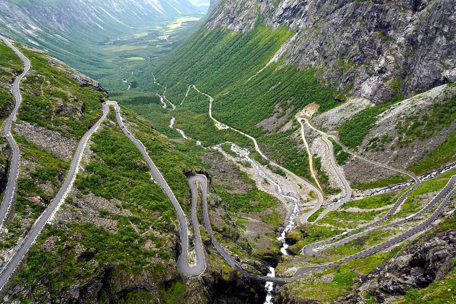 Si quieres curvas, el Col de Turini o el Stelvio no te dejarán indiferente.
