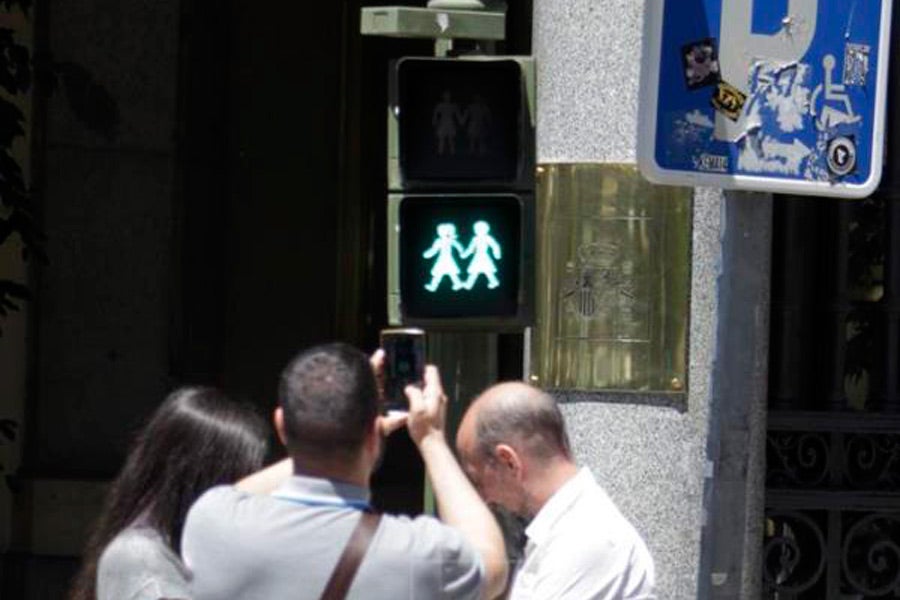 Madrid coloca semáforos homosexuales por el Orgullo Madrid coloca semáforos homosexuales por el Orgullo