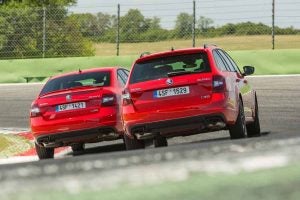 El Skoda Ocatavia RS 245 esta disponible n dos versiones, Combi y sedán.