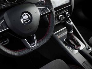 El habitáculo del Skoda Octavia RS 245 recibe detalles que recuerdan su deportividad.