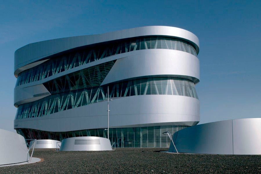 Alemania es bandera del automovilismo. También, por supuesto, en la construcción y producción de ellos. Audi, Porsche, Mercedes, BMW, Volkswagen... tienen allí sus fábricas y museos, llenos de absolutas joyas y obras de arte de la automoción.