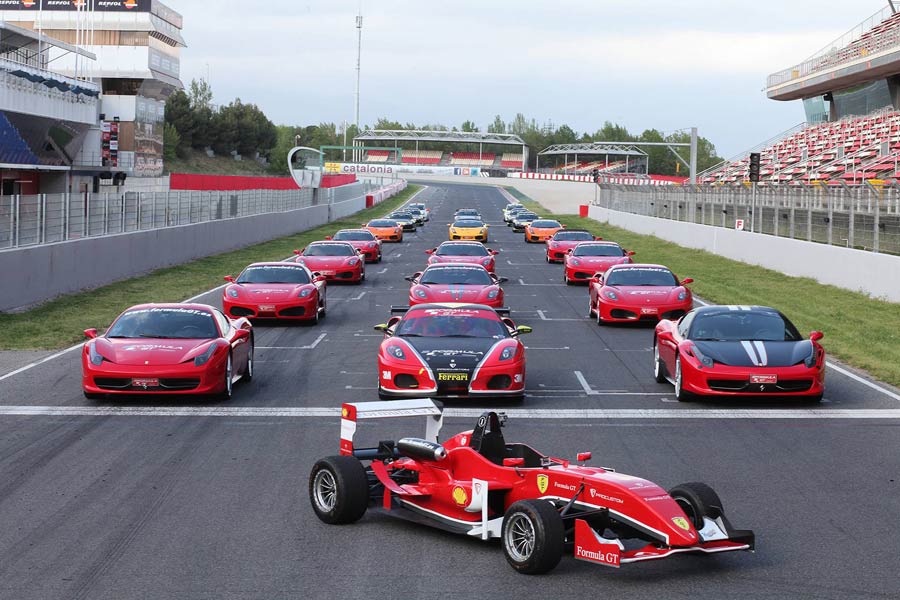Conducir un Ferrari, un Lamborghini o un Fórmula 3 es un sueño que todos alguna vez hemos tenido pero que pocos podrán realizar. Fórmula GT te brinda la posibilidad de hacerlo en fechas concretas por diversos trazados nacionales. Ya nunca podrás decir que conducir un deportivo o un coche de competición no está al alcance de cualquiera...