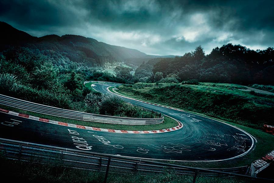 Nürburgring Nordschleife o, también, la cima del motor. El circuito con más historia y dificultad del planeta. Una cita ineludible para todo el que tenga esta afición.