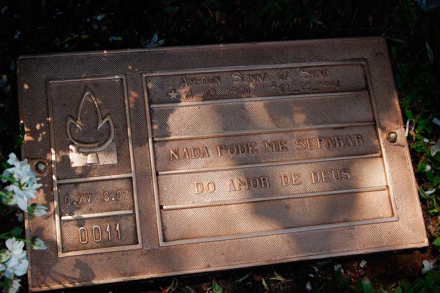 Poca duda existe de quién es el piloto más grande de todos los tiempos. A pesar de que se han cumplido ya 23 años de su desaparición, lo cierto es que nadie olvida a esta leyenda. Su tumba, en el cementerio de Morumbi (Sao Paulo) está siempre llena de flores y es todavía hoy un punto de veneración muy concurrido por los amantes de la Fórmula 1.