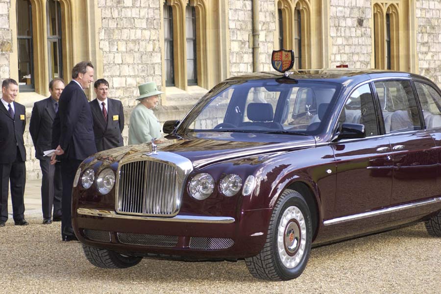 La reina Isabel II de Reino Unido viaja en un Bentley State Limousine.